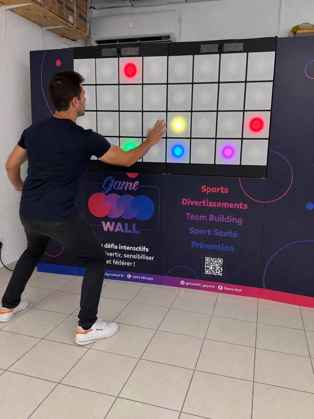 Participant en plein challenge devant le GameWall